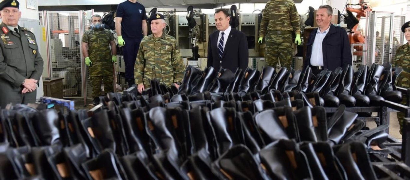 Στη «μάχη» κατά του κορωνοϊού και ο ελληνικός στρατός - Κατασκευάζουν μάσκες και απολυμαντικά υγρά (φώτο)